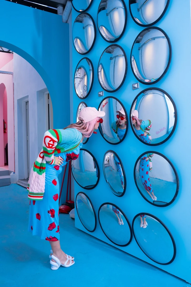 ¡Melanie “in daJaus”!, en la entrada de su estudio en Saavedra. 