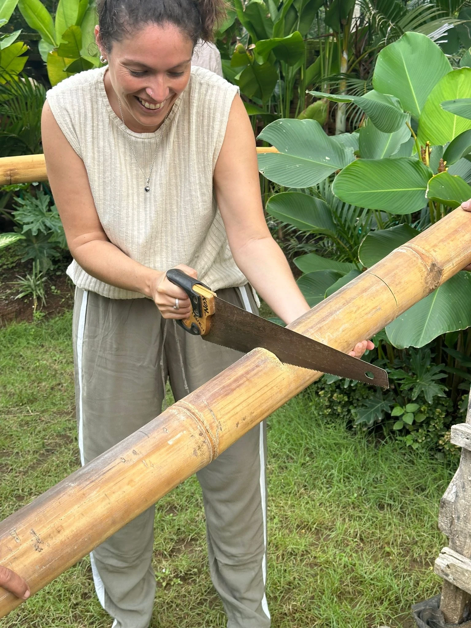 Me conmueve la materialidad pura —como el adobe o el bambú— y la manera en que la comunidad se integra al proceso constructiv