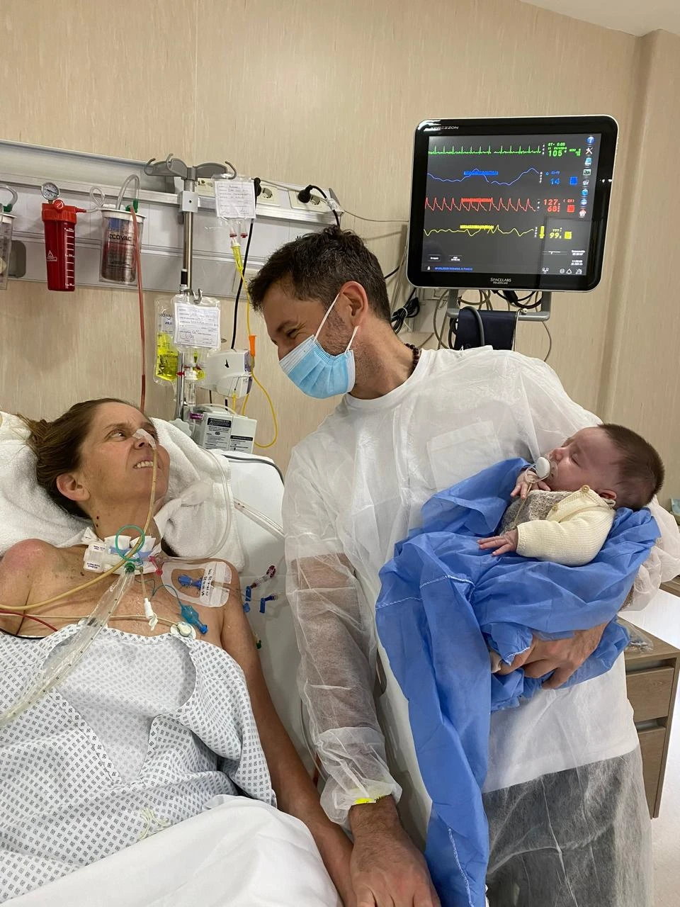 Rochi Sporleder con su hija y su esposo, Santi