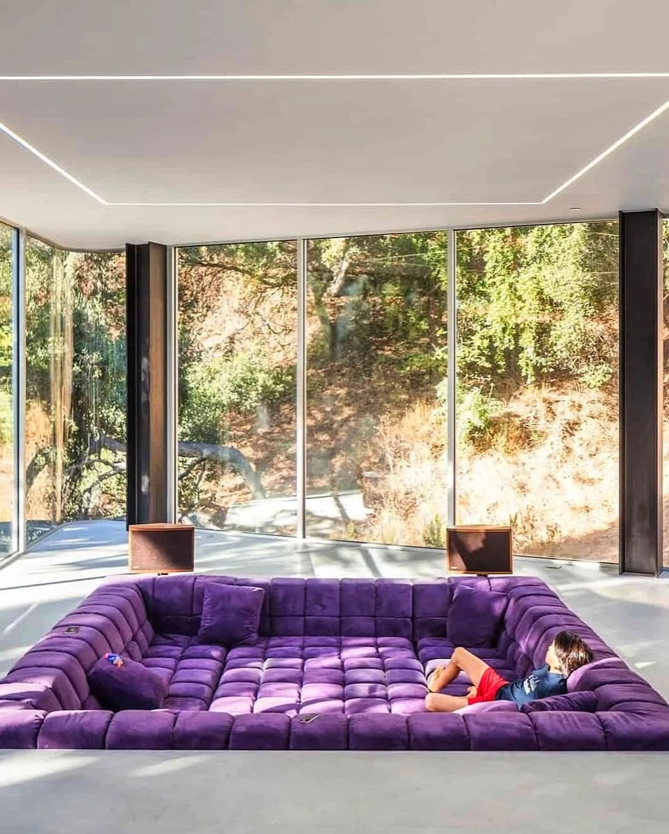 Los conversation pits —rincones de conversación hundidos en el piso— serán protagonistas del diseño de los living y salas de estar 2026.  