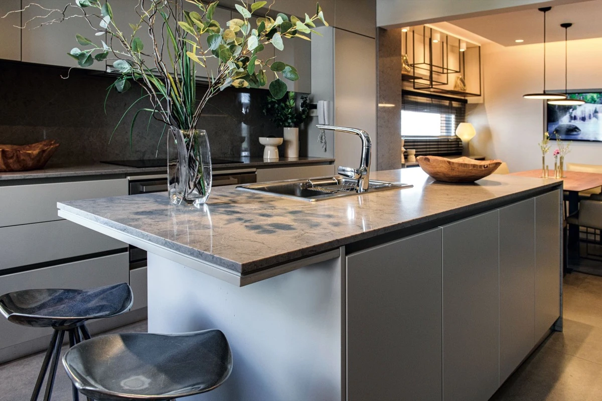 La cocina es 100 %  funcional y con un estilo “open show kitchen” ya que está integrada con el comedor.