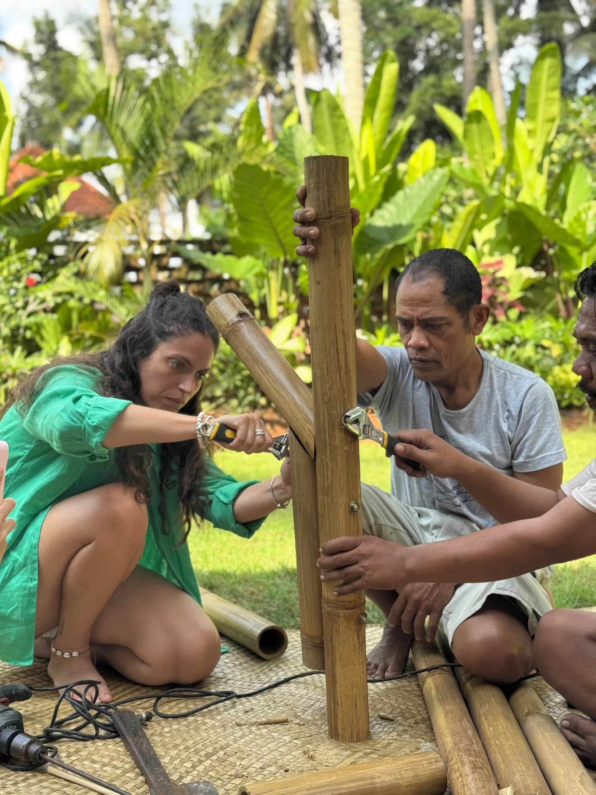 Micaela Macedo Goytia en un workshop en Bali con las comunidad local.  