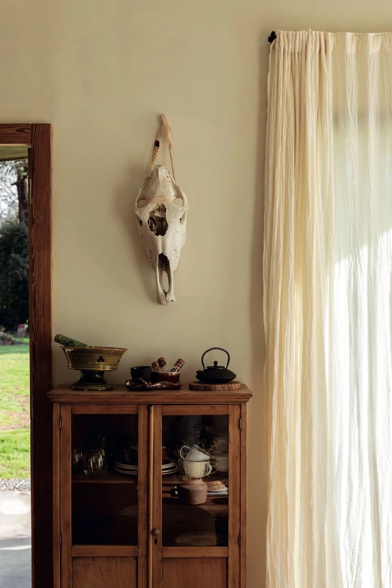 Cortinas de gasa de algodón visten los ventanales.