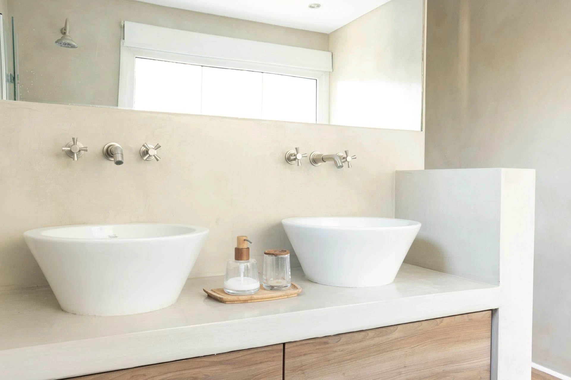 El mueble vanitory se hizo a medida, con cajones de melanina.