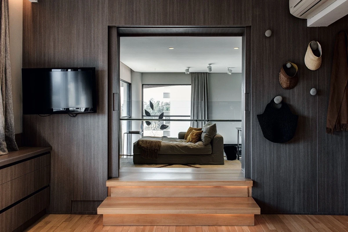 El escritorio, integrado a la suite y a la doble altura