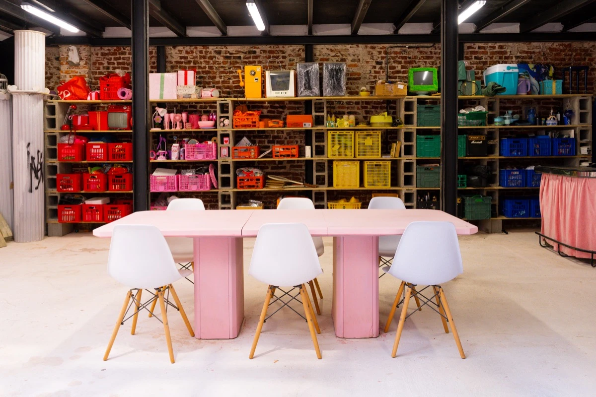 En el subsuelo de daJaus cada cosa está en su lugar, y separada por colores. 