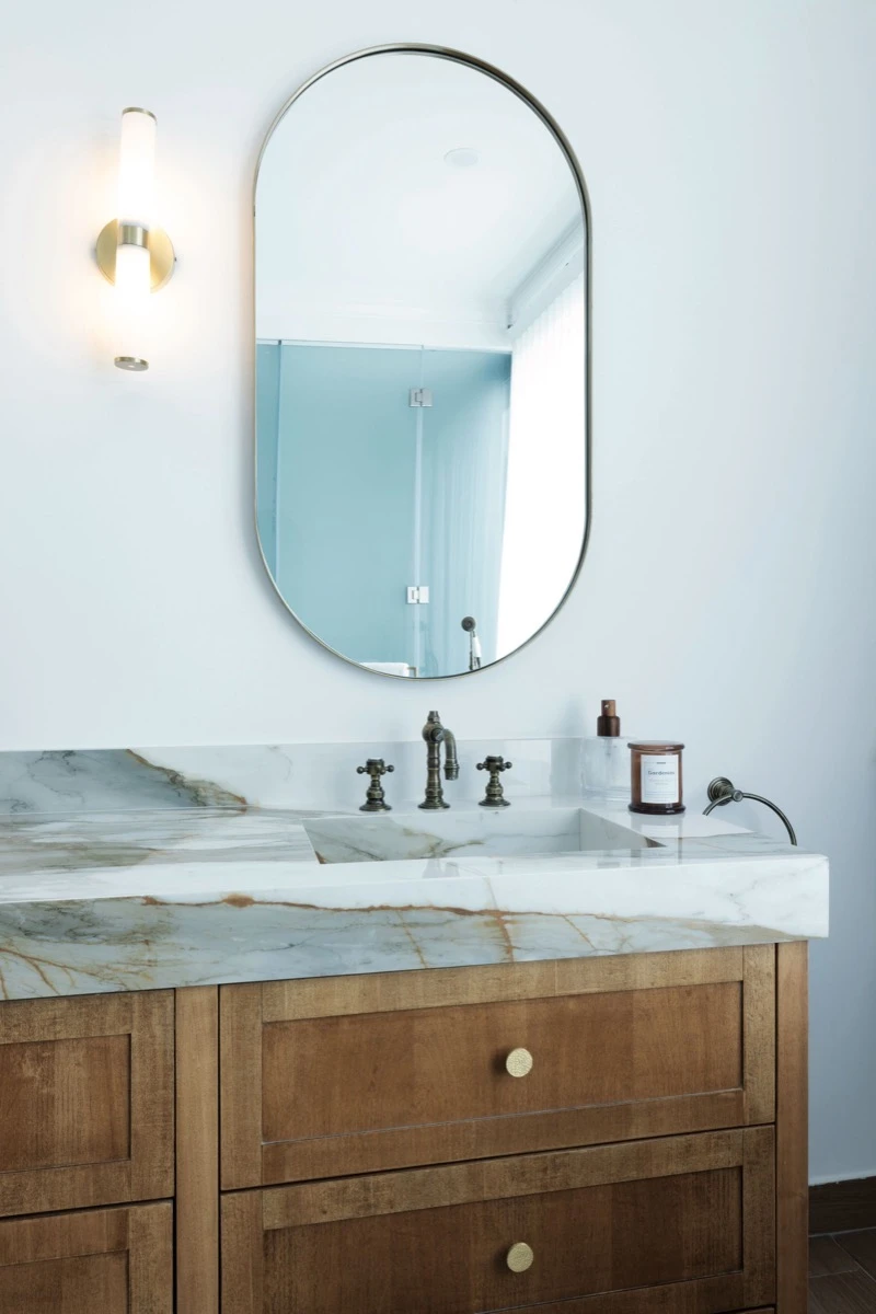 La imponente mesada de mármol Calcatta Gold con bacha incluida 