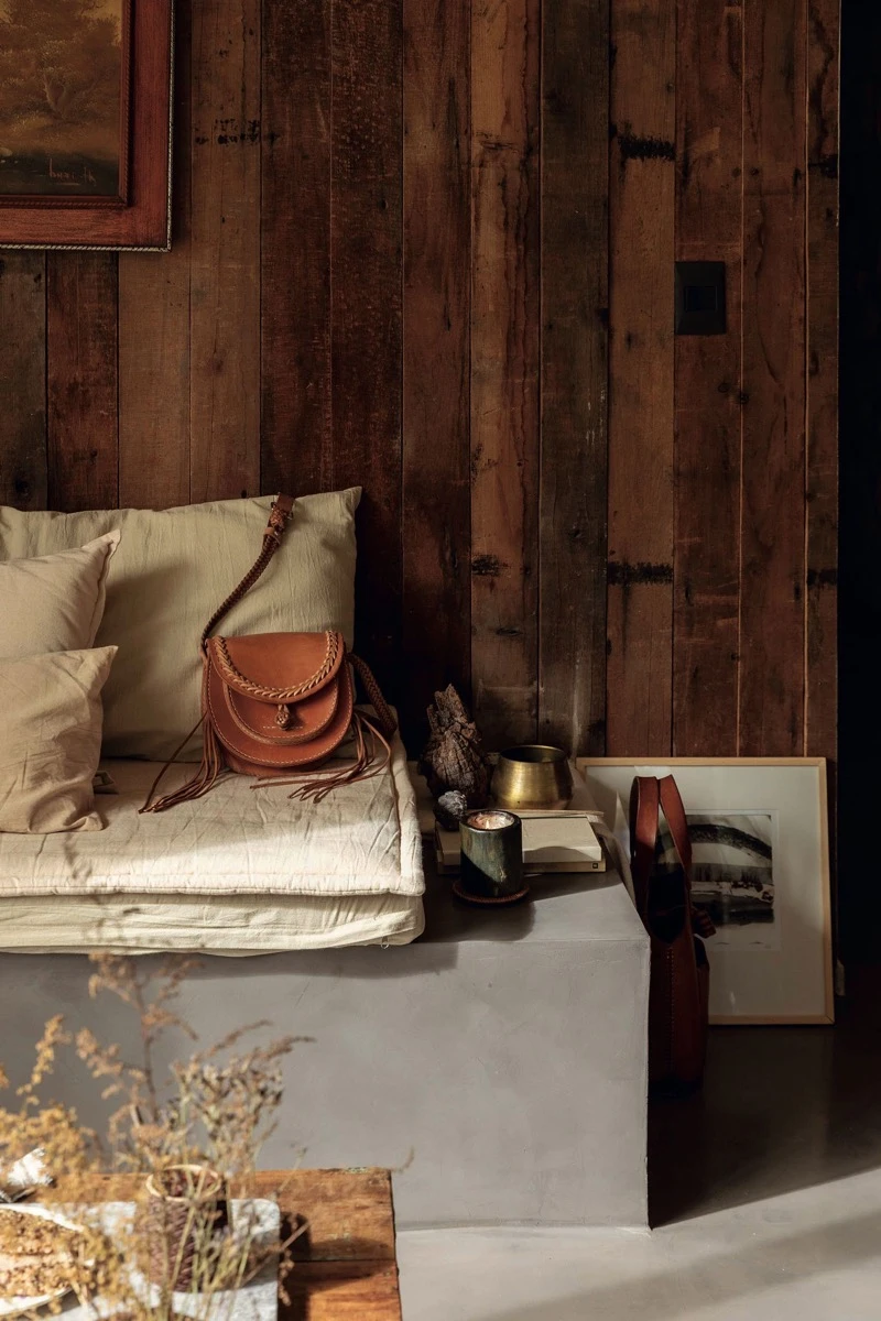 El asiento sofá tiene una base de ladrillos revocados y revestidos con microcemento. 