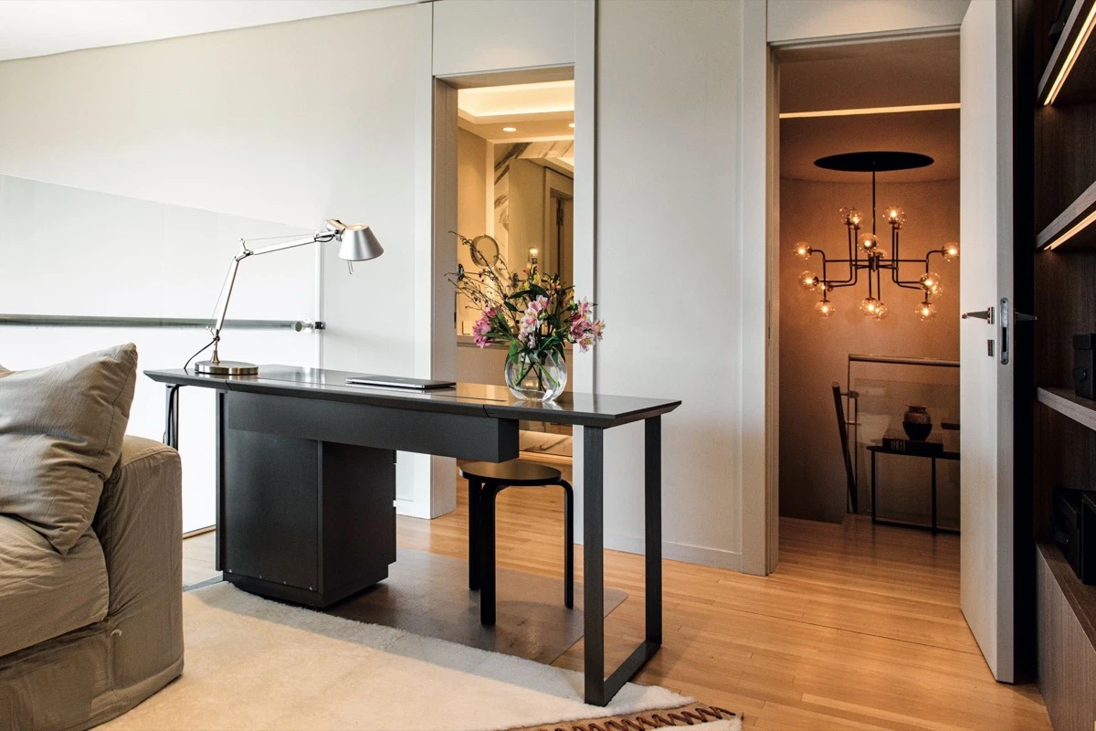 Otro espacio de trabajo del dúplex tipo loft contemporáneo. 