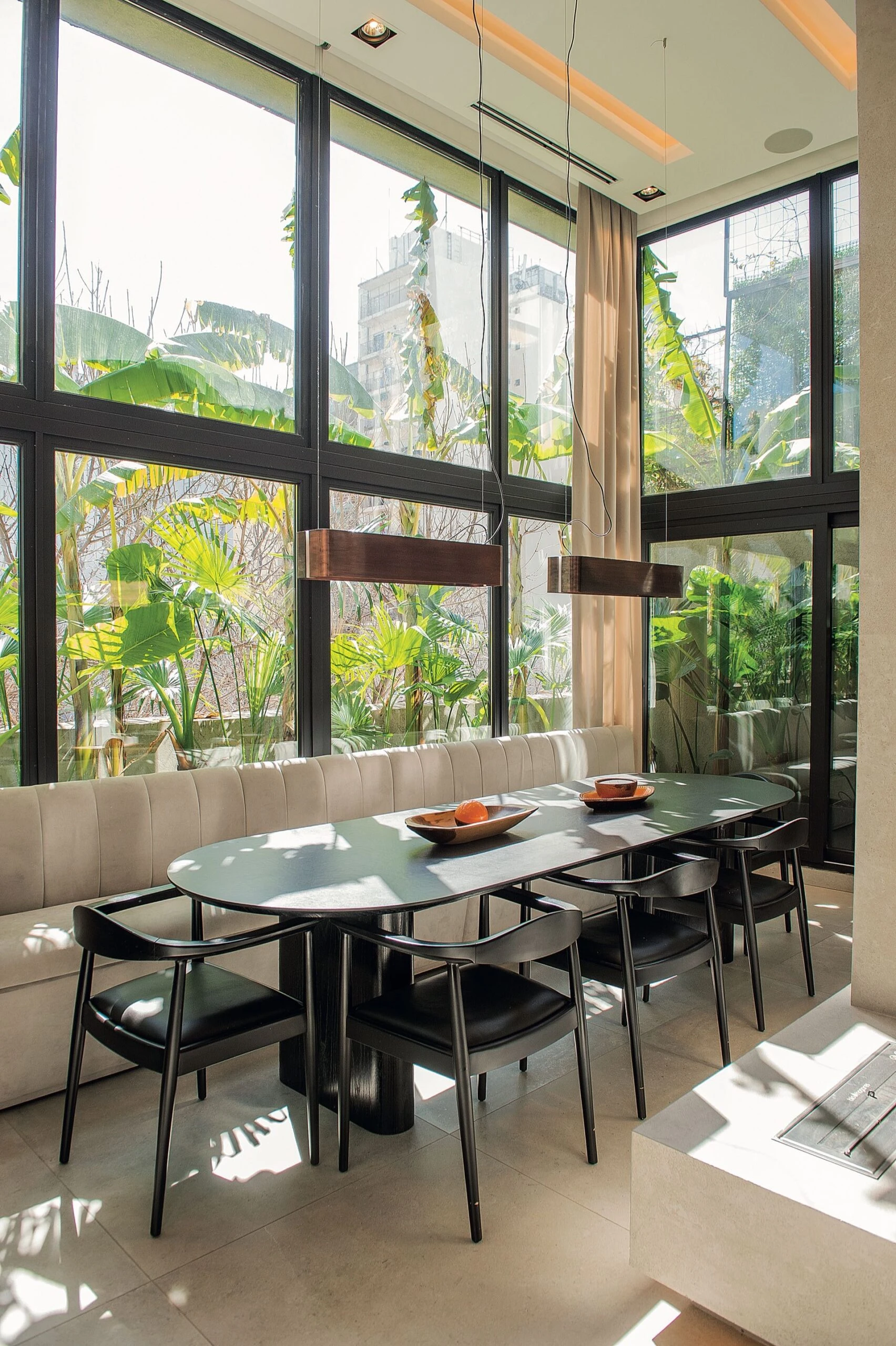 sus dobles alturas y sus grandes paños vidriados.