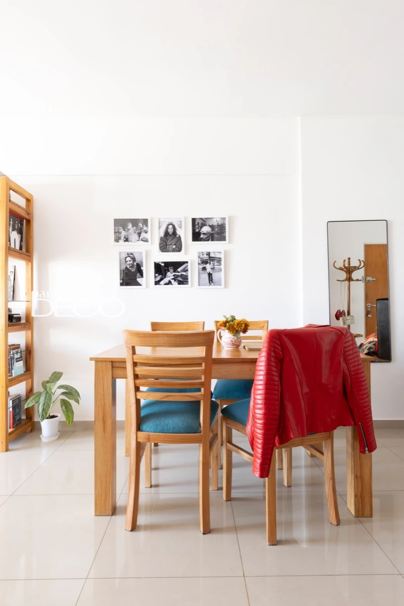 En el comedor, su wall gallery de escritores y la campera roja de cuero (señal que llegó a casa). 