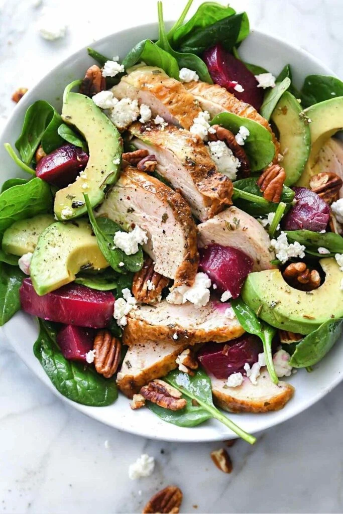 Ensalada tibia de remolacha asada, pollo grillado y nueces caramelizadas: una receta sana y original