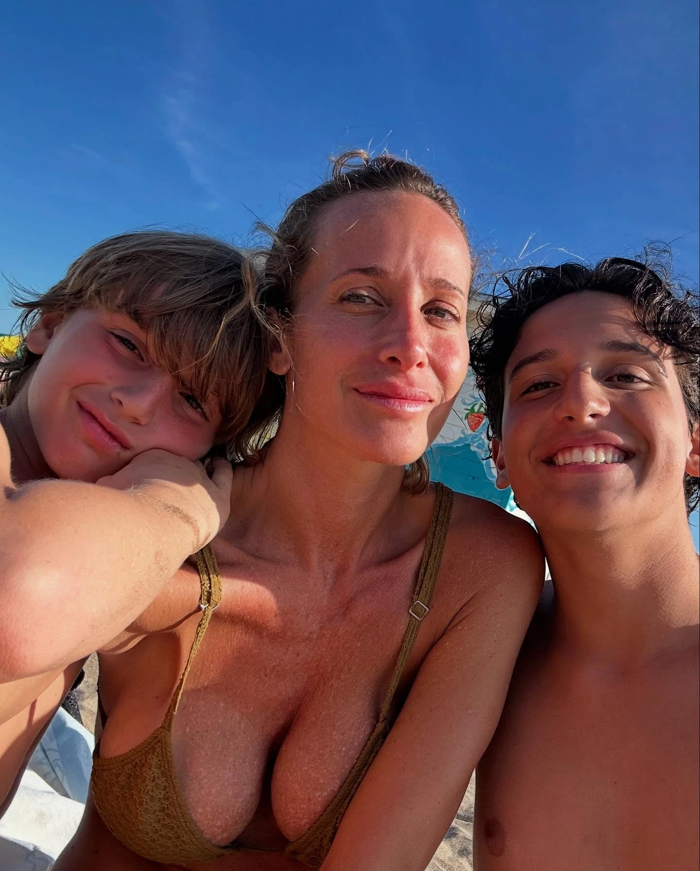 Julieta Prandi con sus hijos Mateo y Rocco