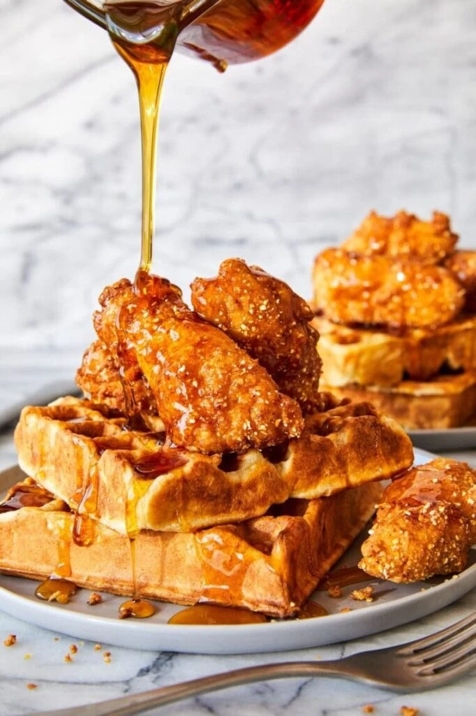 Receta fácil de waffles de batata con pollo, miel y mostaza: una opción original y saludable