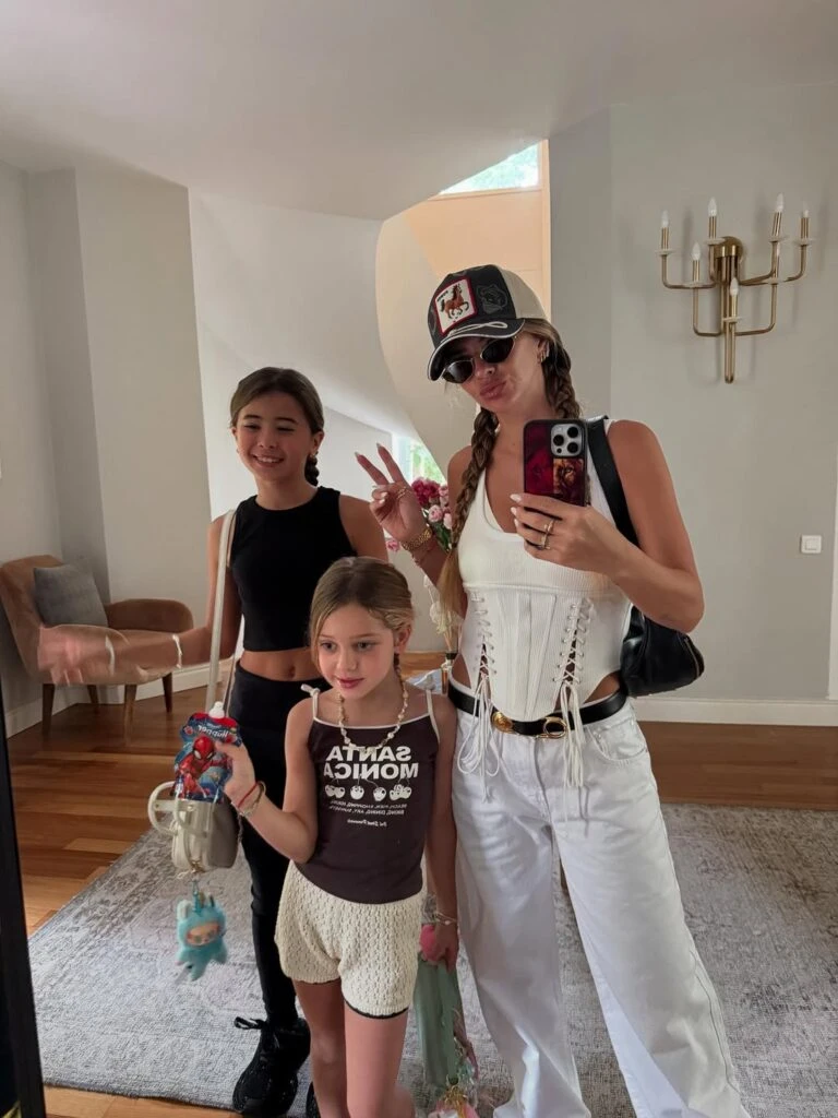 La China preparándose para salir a recorrer Estambul con Rufina y Magnolia