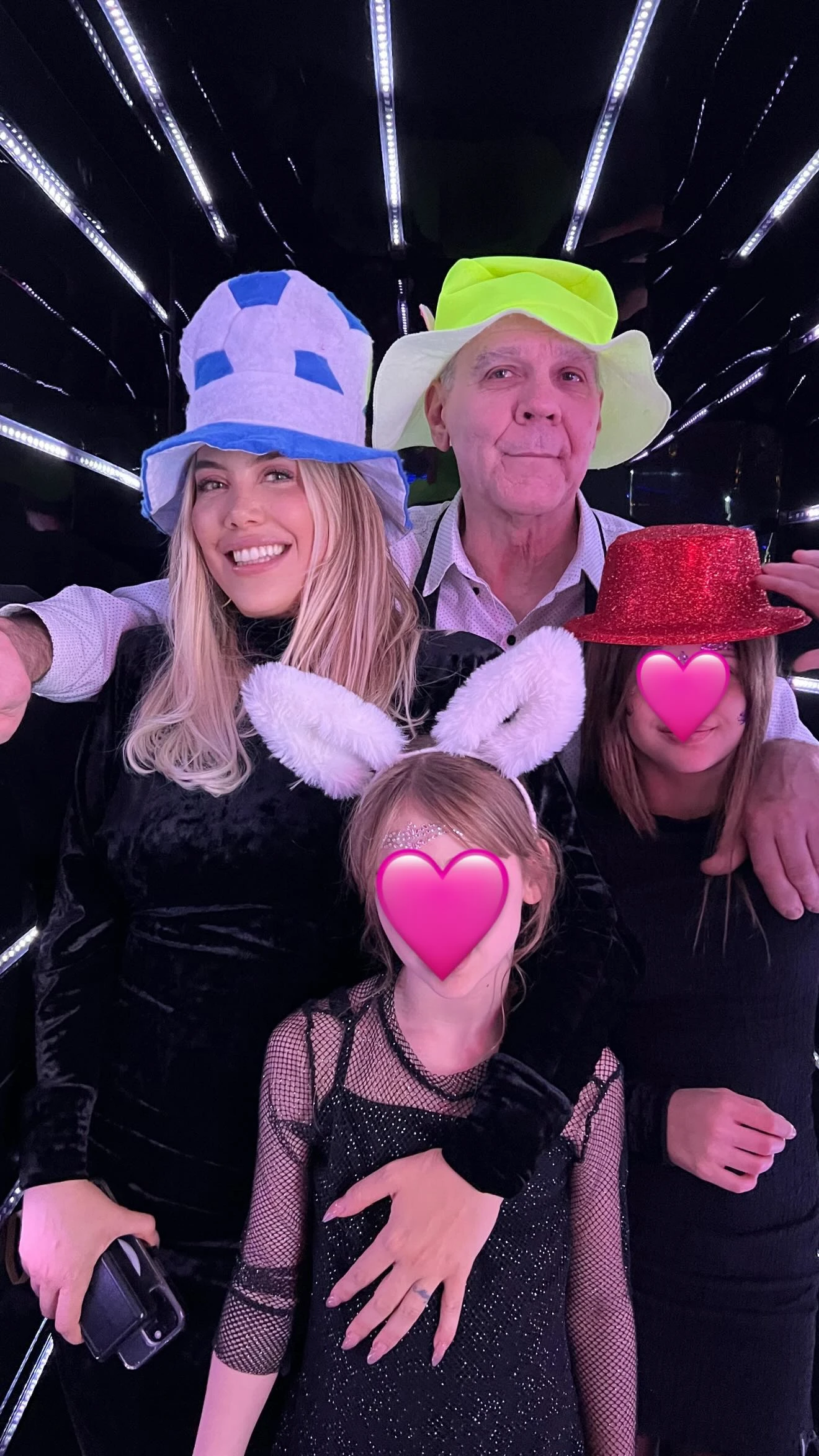 Wanda Nara fue a la fiesta de 15 de la sobrina de Mauro Icardi junto a sus hijas y se mostró muy cercana al clan