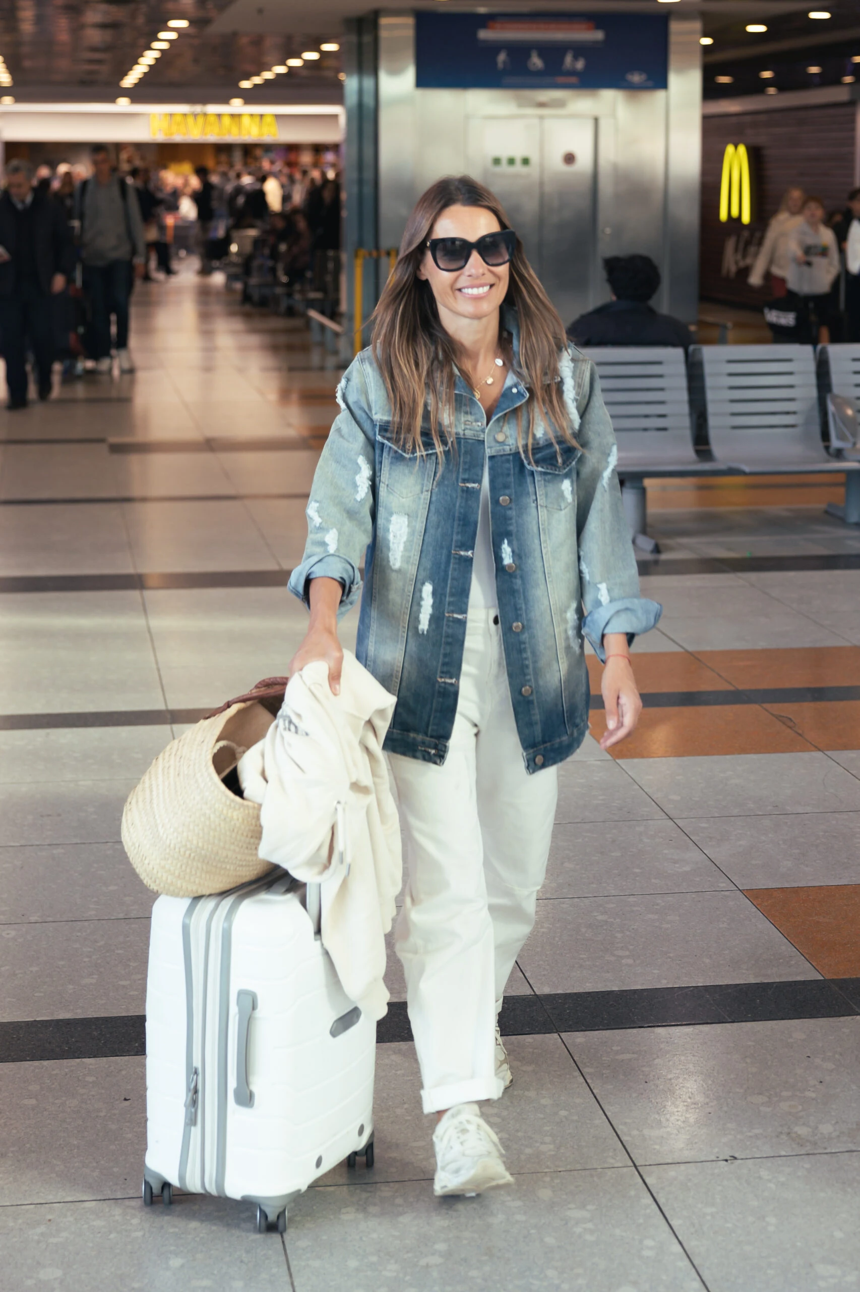 Pampita volvió a la Argentina con un look comfy chic ideal para viajar: denim, blanco total y zapatillas