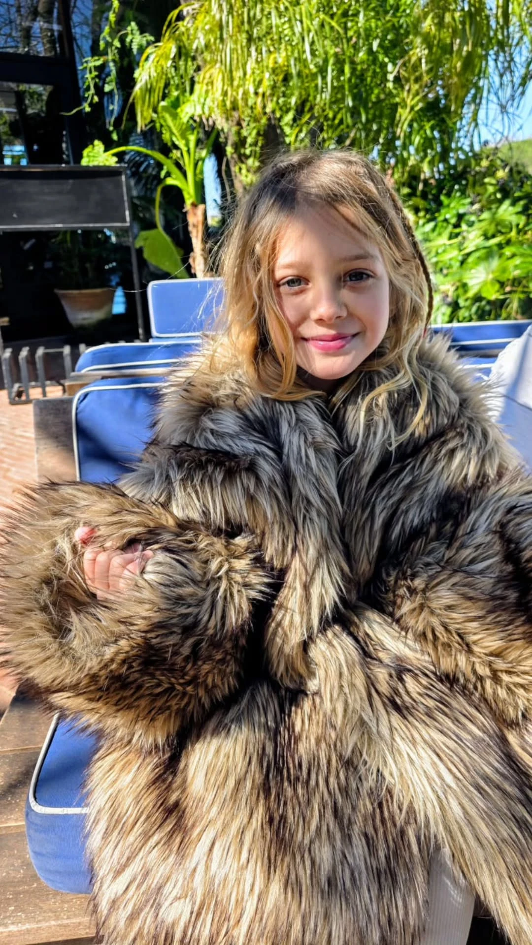 Magnolia se abriga con la campera de piel sintética de Anita Espasandín.