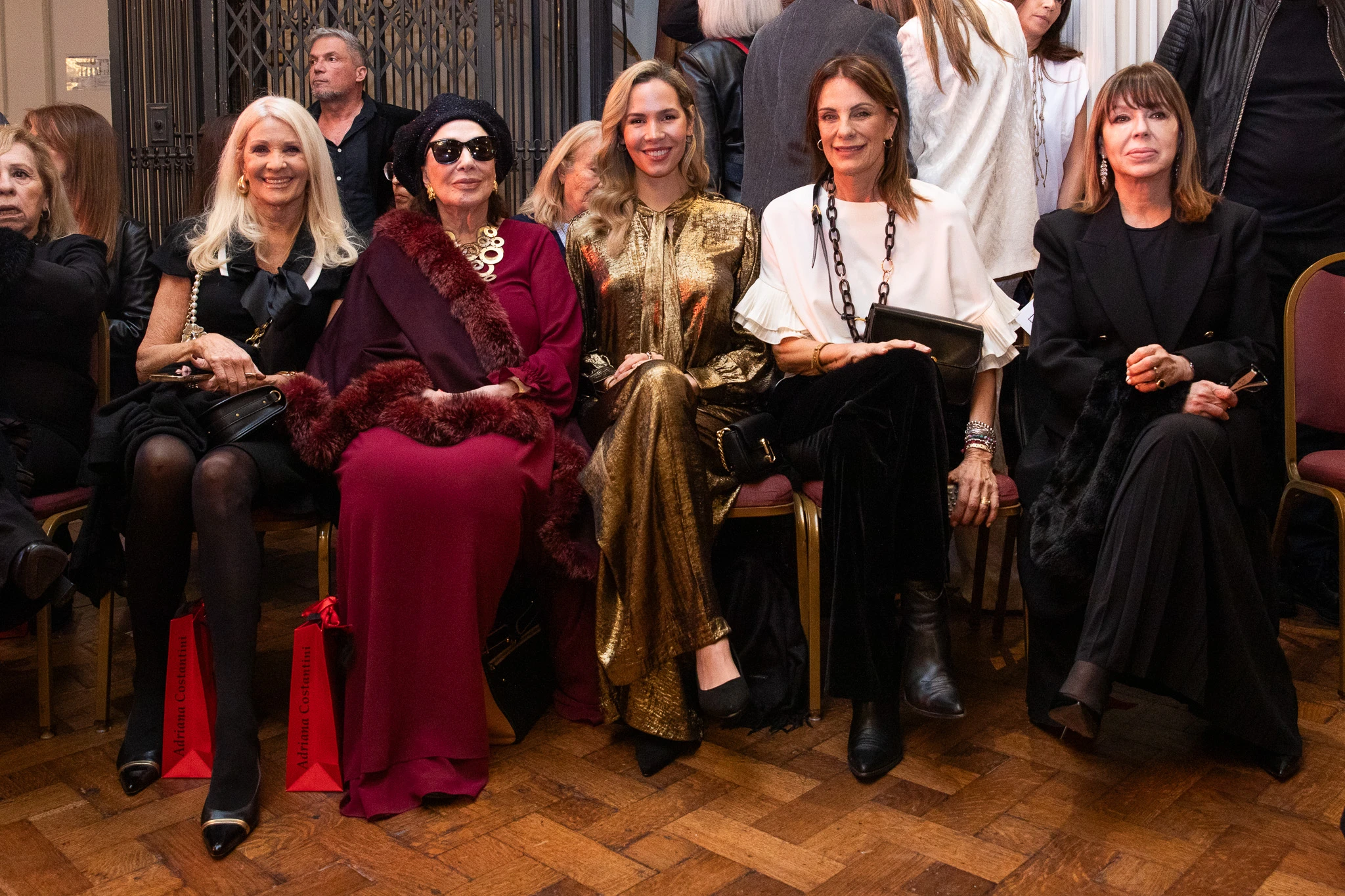 Evelyn Scheidl, Graciela Borges, Elina Costantini, Nequi Galotti y Adriana Costantini en la front row del desfile.