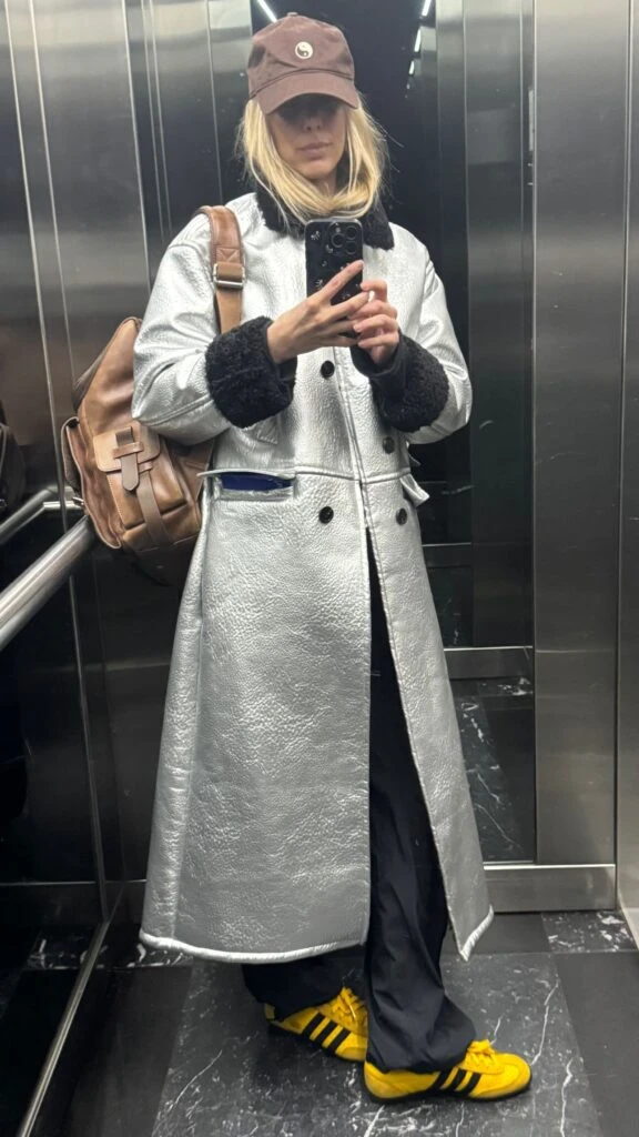 Anita Espasandin sabe cómo combinar un tapado de alto invierno