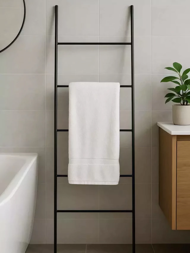 Accesorios de guardado y colgado son aliados de baños chicos. 