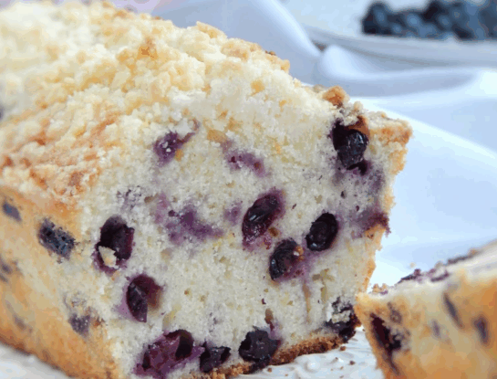 Budín de limón, arándanos y crumble: receta fácil y deliciosa para el fin de semana