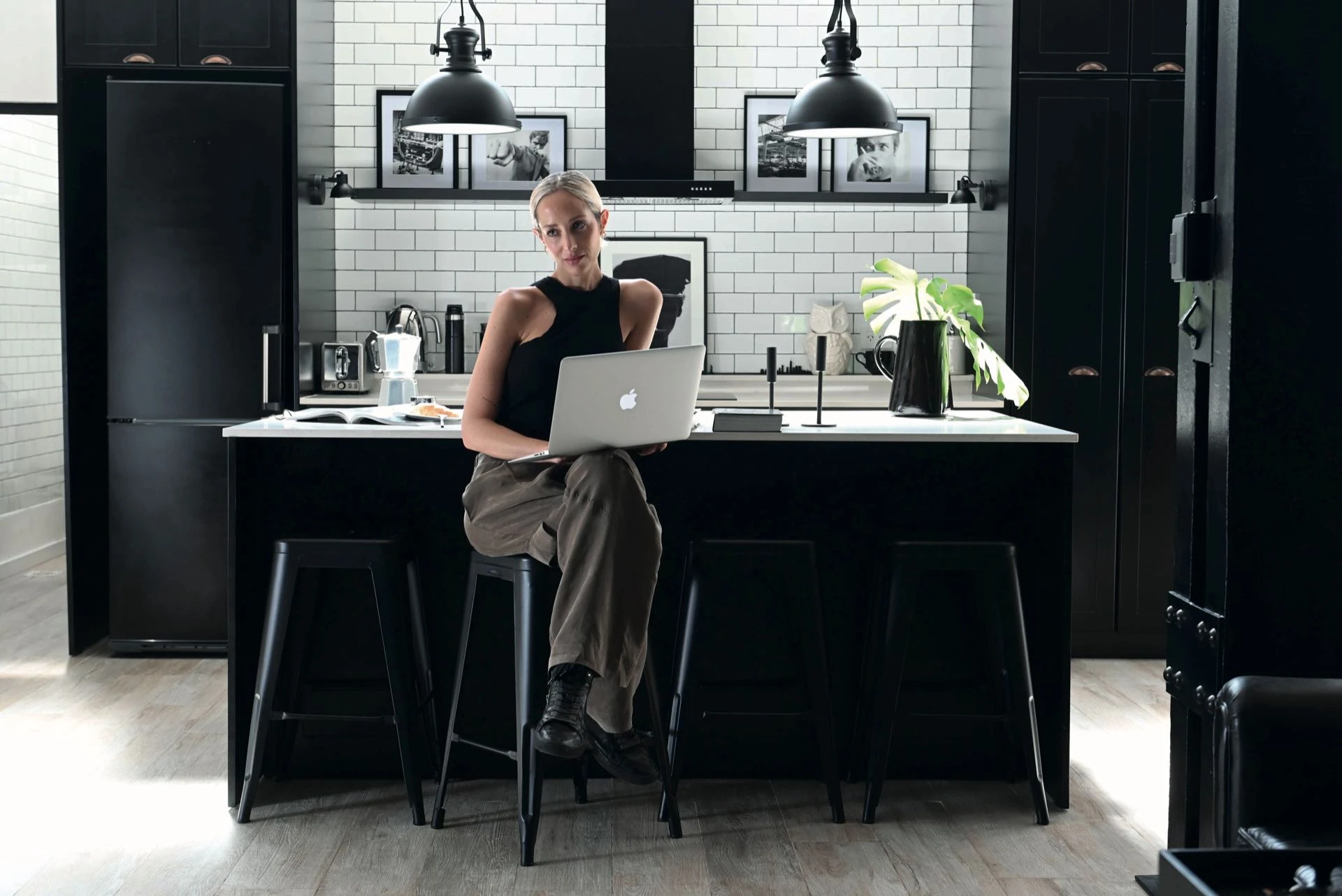 Cocina en blanco y negro x la modelo e influencer Eloisa Von Wernich. 