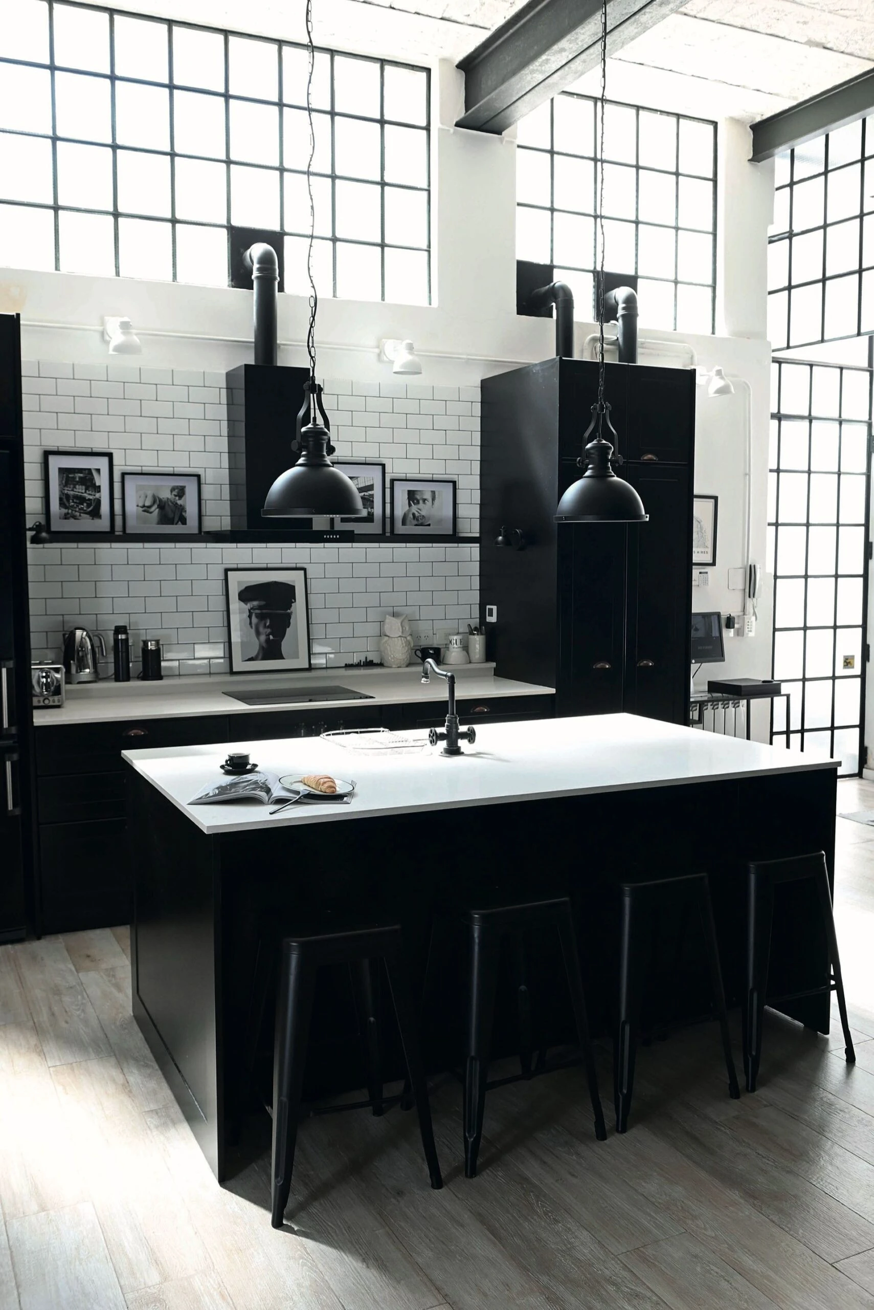 de impronta moderna y resuelta por completo en blanco y negro.  