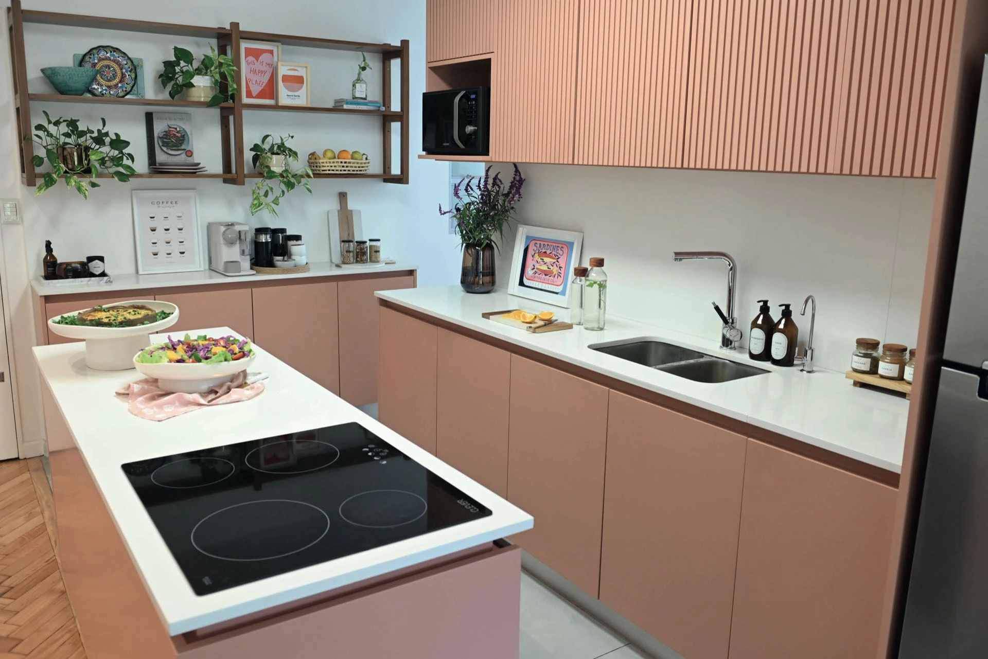 Rosa e integrada, en la cocina la isla está integrada al resto del espacio. 