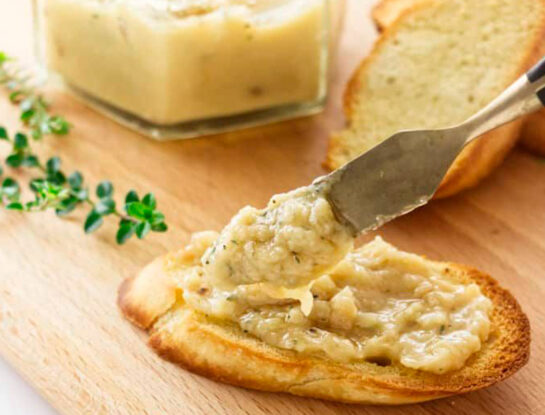 Crema de ajo al horno: una receta fácil, sabrosa y perfecta para tus snacks
