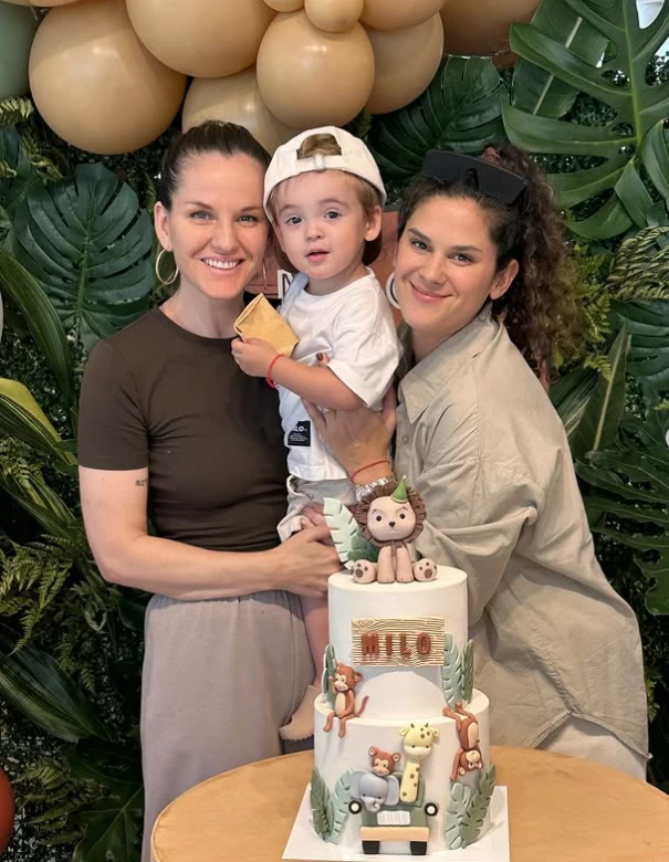 Valentina Godfrid y Sofía Elliot con su hijo Milo