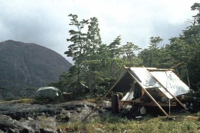 Dormía en una tienda de campaña que una noche quedó inundada por la marea, obligándolo a mover todas sus cosas y posteriormente a construir con sus propias manos una cabaña elevada sobre postes para evitar el suelo húmedo.
