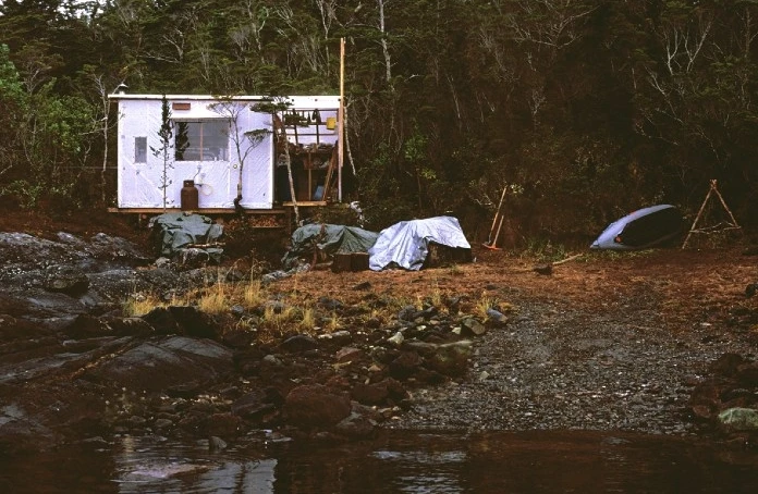 De quien no pudo escapar dentro de aquellas paredes de lona fue de sí mismo.