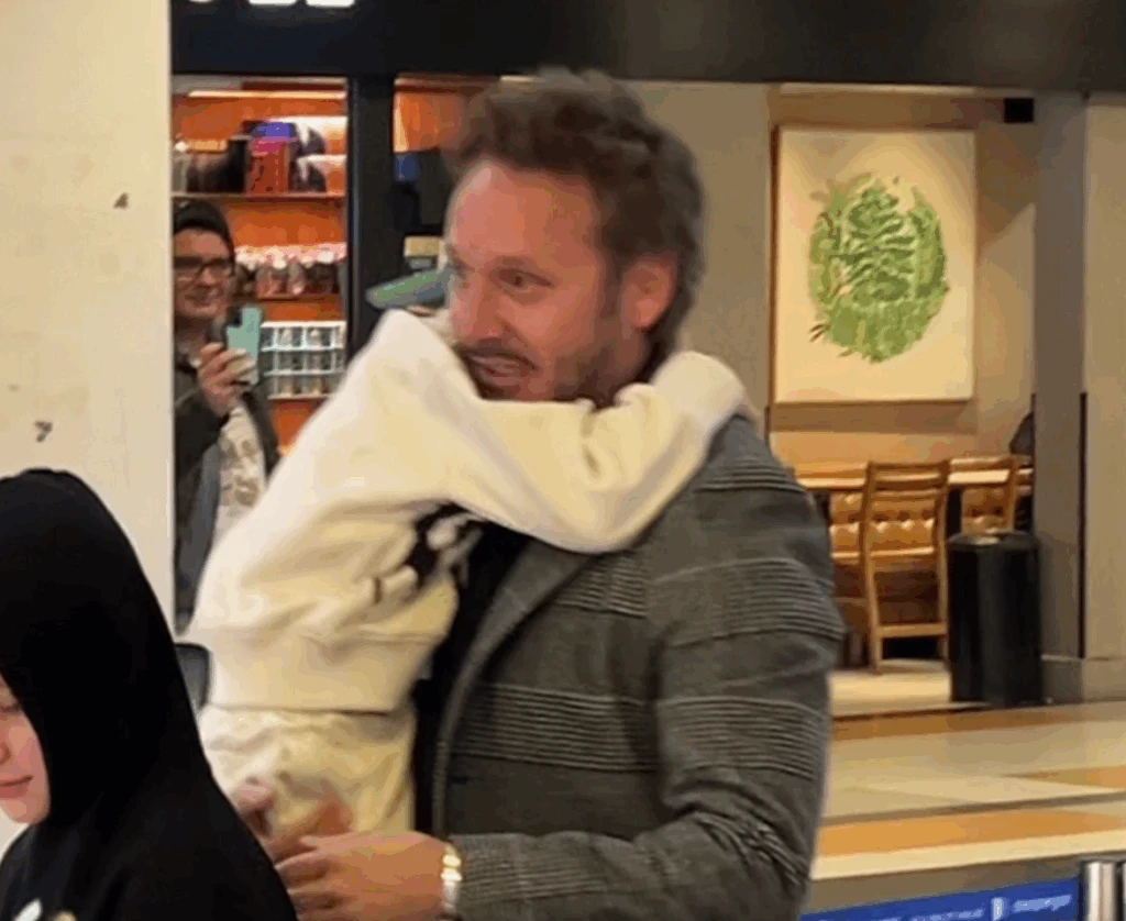 Benjamín Vicuña se reencontró con Magnolia y Amancio: así fue el emotivo abrazo en Ezeiza