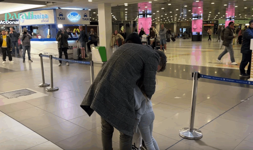 Benjamín Vicuña se reencontró con Magnolia y Amancio: así fue el emotivo abrazo en Ezeiza