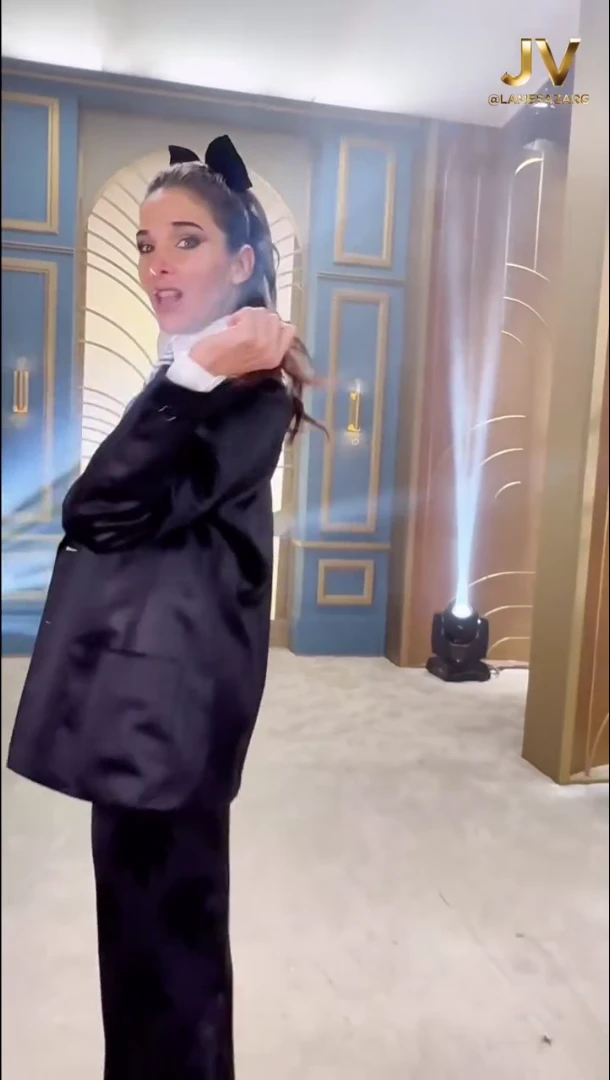 Juana Viale y su traje masculino: un look elegante diseñado por Gino Bogani