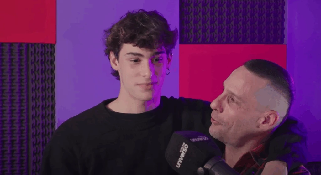 Gonzalo Valenzuela y su hijo Silvestre en el podcast donde hablaron de la epilepsia.