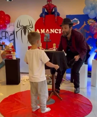 El cumpleaños de Amancio junto a Benjamín Vicuña.