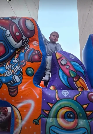 El cumpleaños de Amancio junto a Benjamín Vicuña.