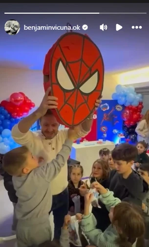 El cumpleaños de Amancio junto a Benjamín Vicuña.