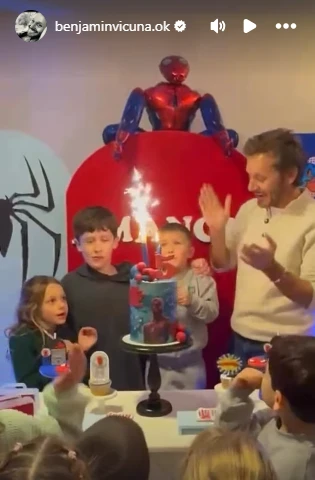 El cumpleaños de Amancio junto a Benjamín Vicuña.