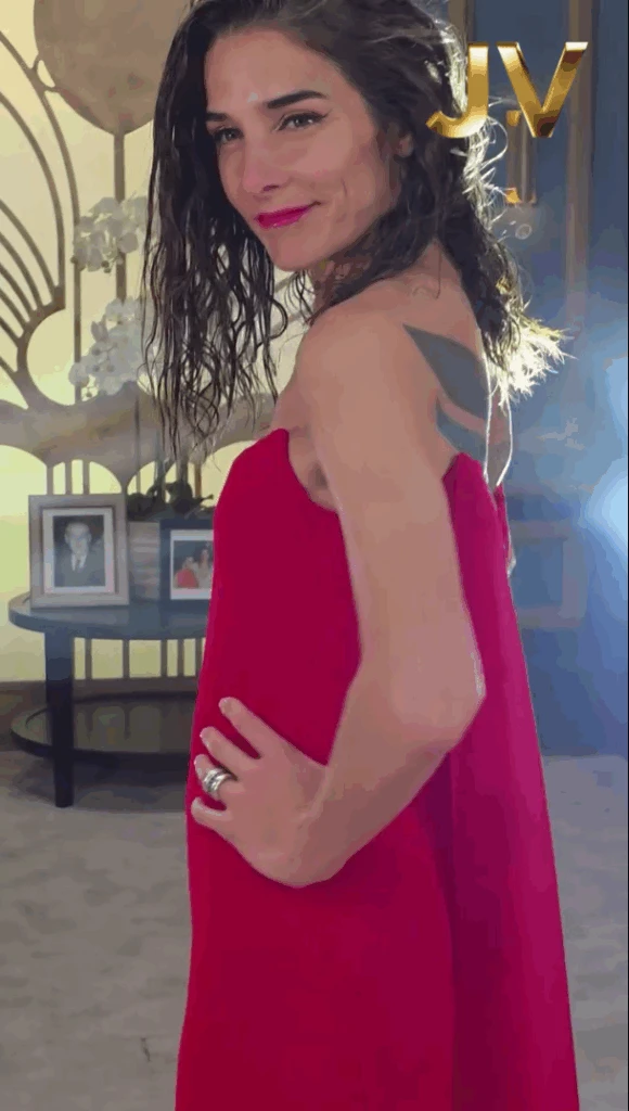 Juana Viale deslumbra en la mesaza con un vestido rojo de Gino Bogani