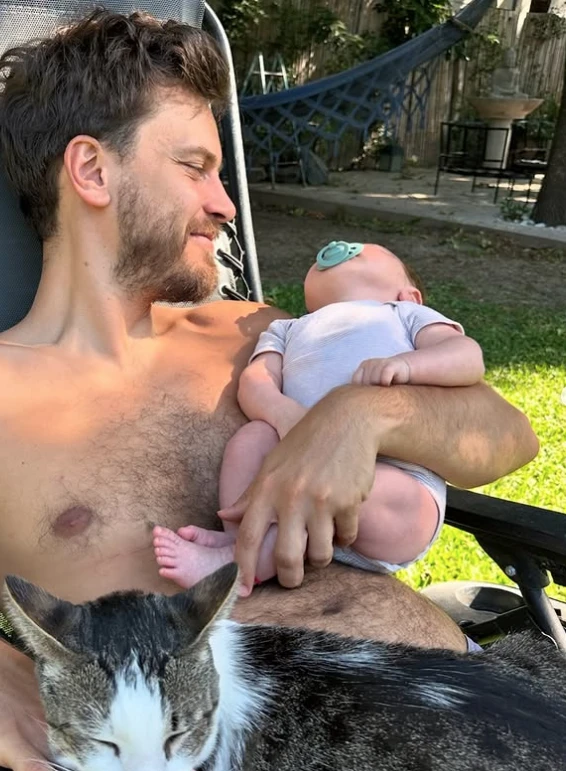 Andrés Gil con su bebé, Pino