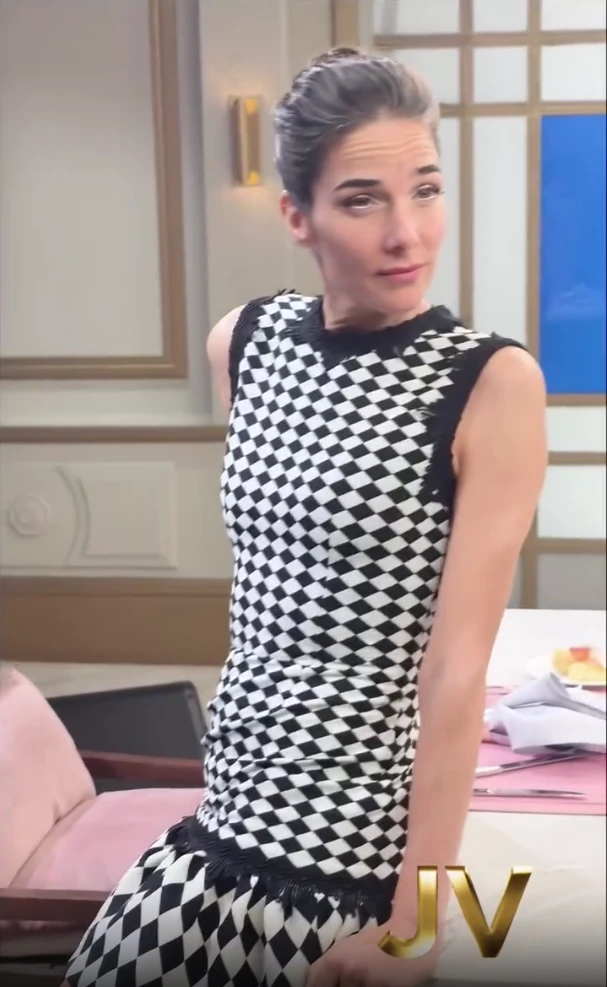 El look de estampa geométrica de Juana Viale