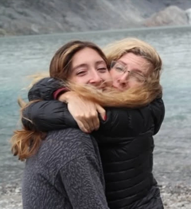 Laura Reiley abraza a su hija Sophie Rottenberg, en una foto que la escritora subió a su cuenta de Facebook.