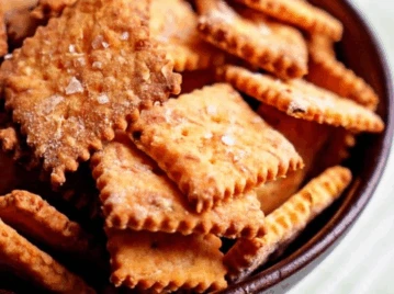 Crackers caseras de queso cheddar para acompañar una tarde de lluvia
