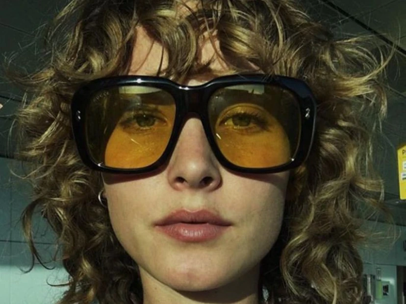 Curly bangs los rulos están de moda también en el flequillo