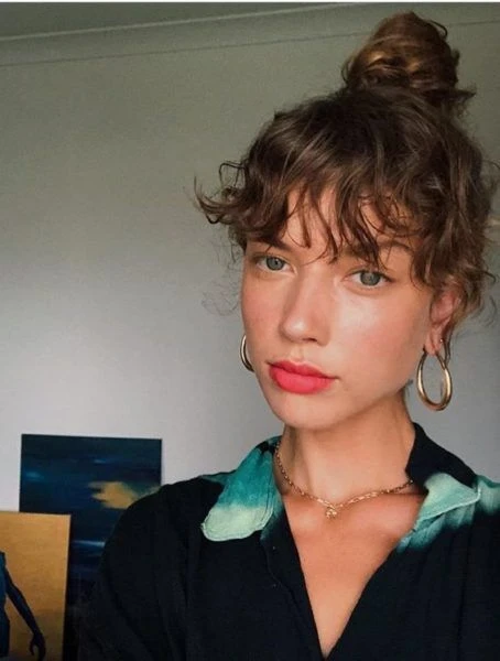 Curly bangs los rulos están de moda también en el flequillo