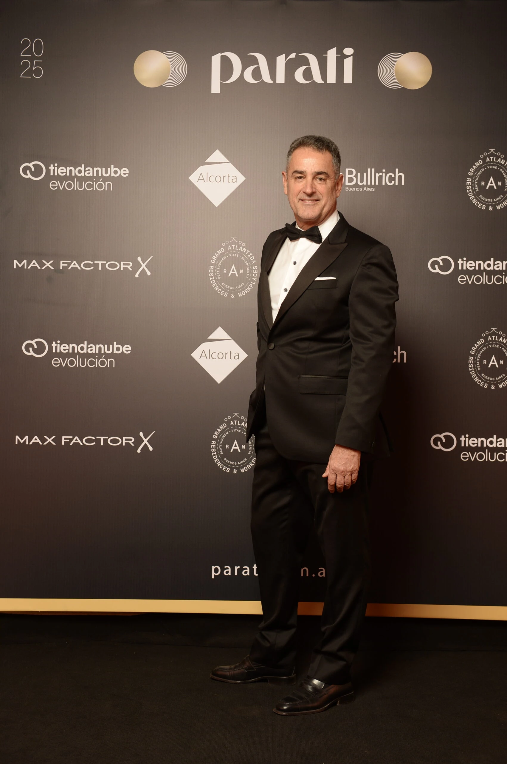 Luis Gonzalez Arce, relaciones públicas