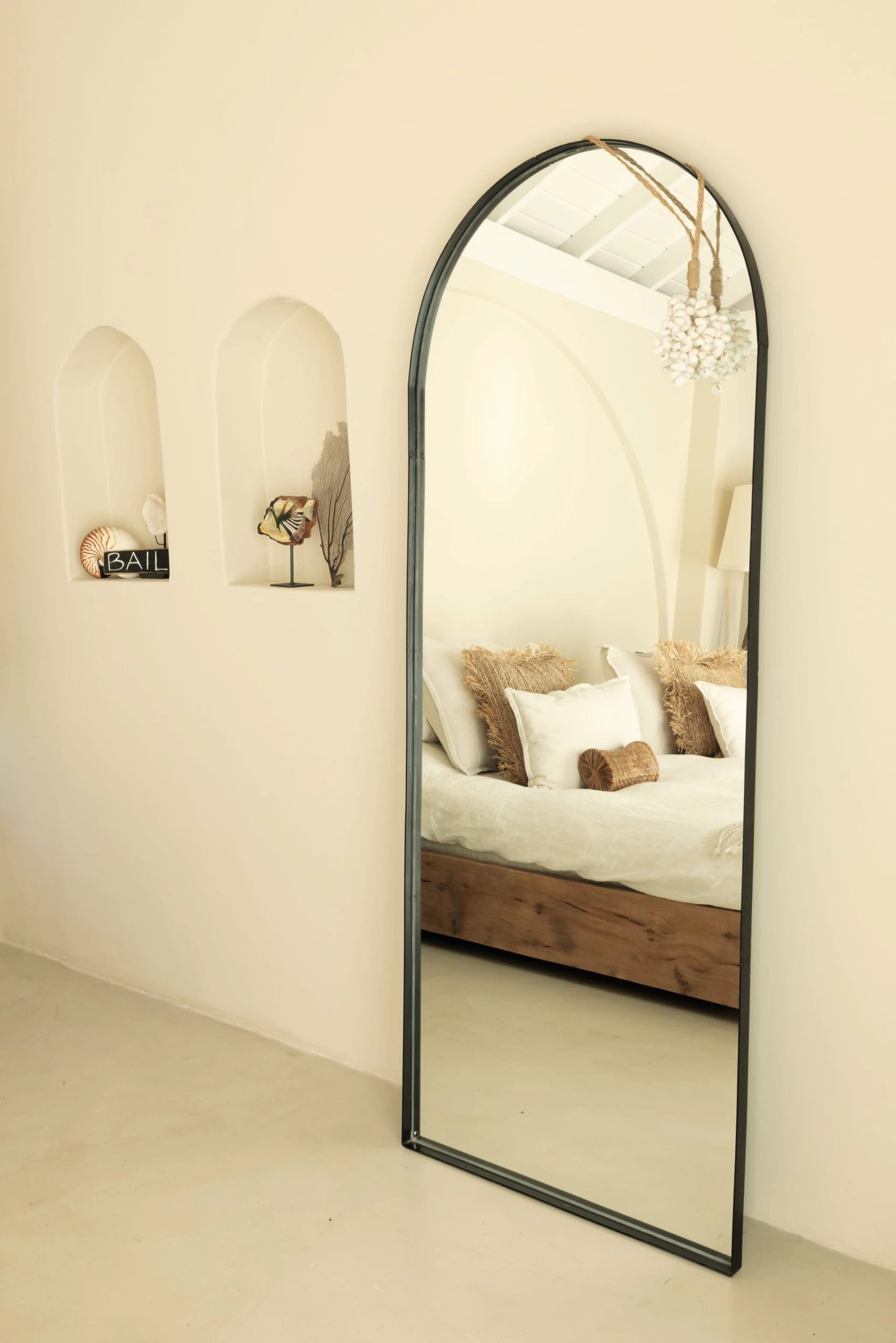 La tendencia arcos en los nichos y en la silueta del espejo de pie.